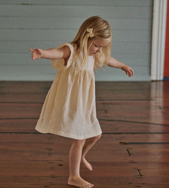 Fille avec Robe Nature Baby en coton rayé jaune