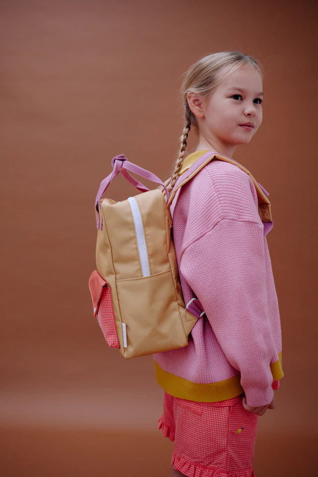 Fille avec Sac à dos Moyen Sticky Lemon jaune, orange et rose