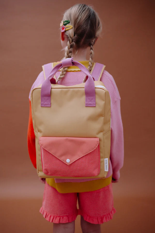 Fille avec Sac à dos Moyen Sticky Lemon jaune, orange et rose