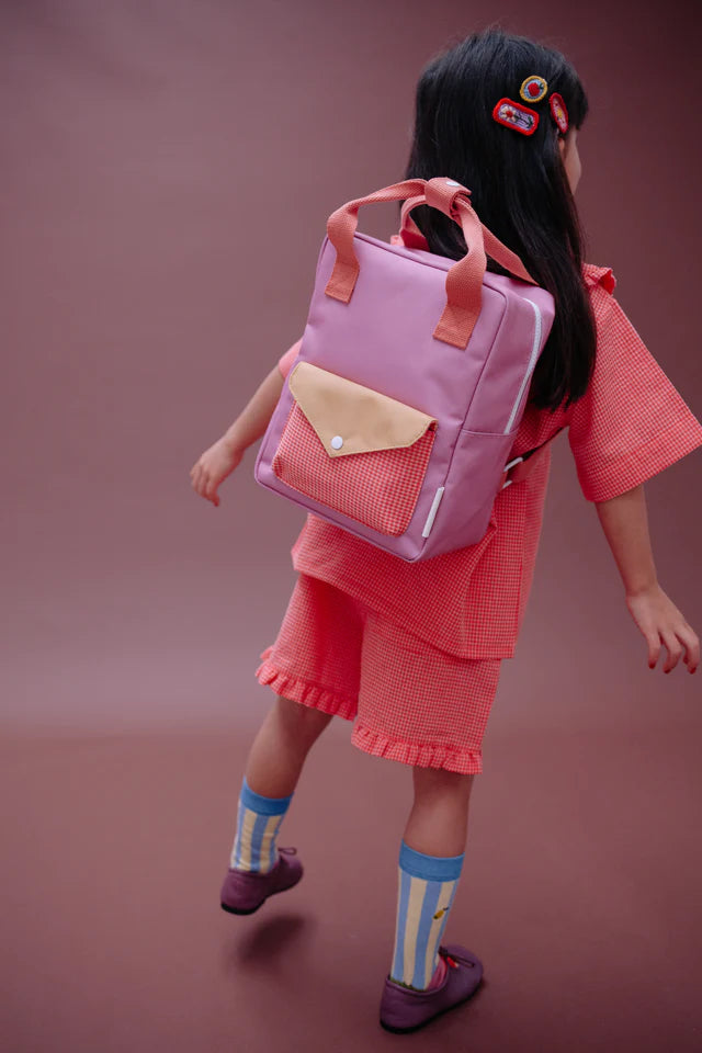Fille avec Sac à dos Sitcky Lemon petit rose, orange et jaune