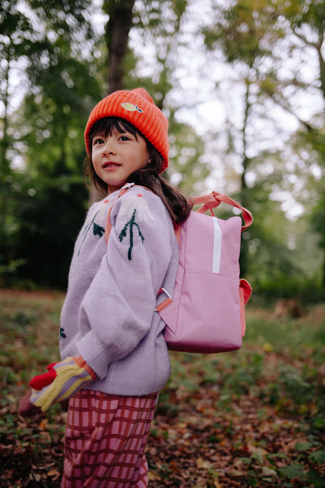 Fille avec Sac à dos Sitcky Lemon petit rose, orange et jaune