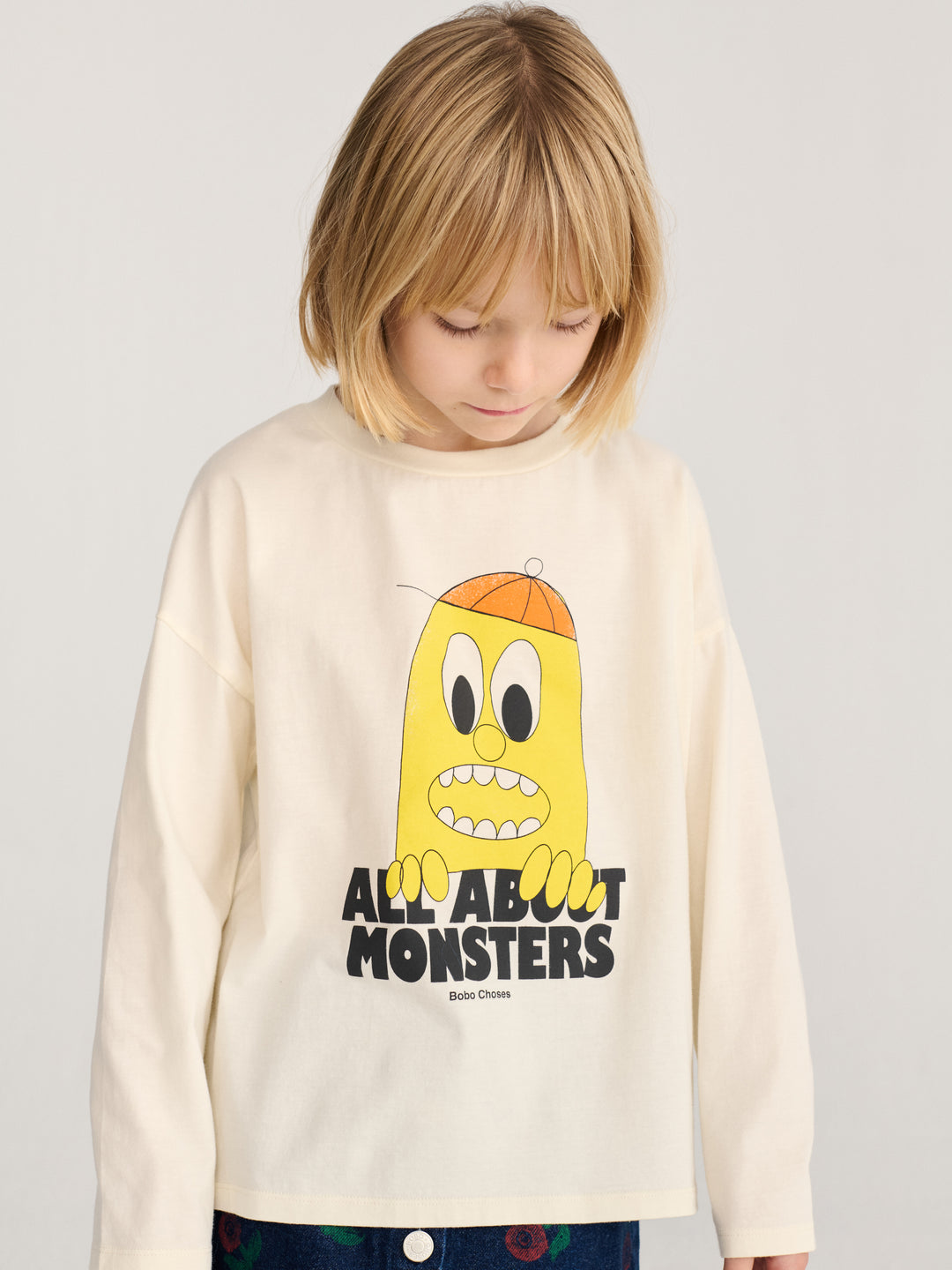 Fille avec T-shirt manches longues Bobo Choses en coton blanc avec imprimé monstre jaune