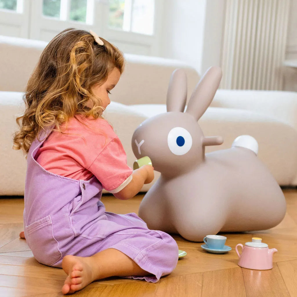 Fille qui joue avec Lapin rebondissant en vinyle Gris chaud
