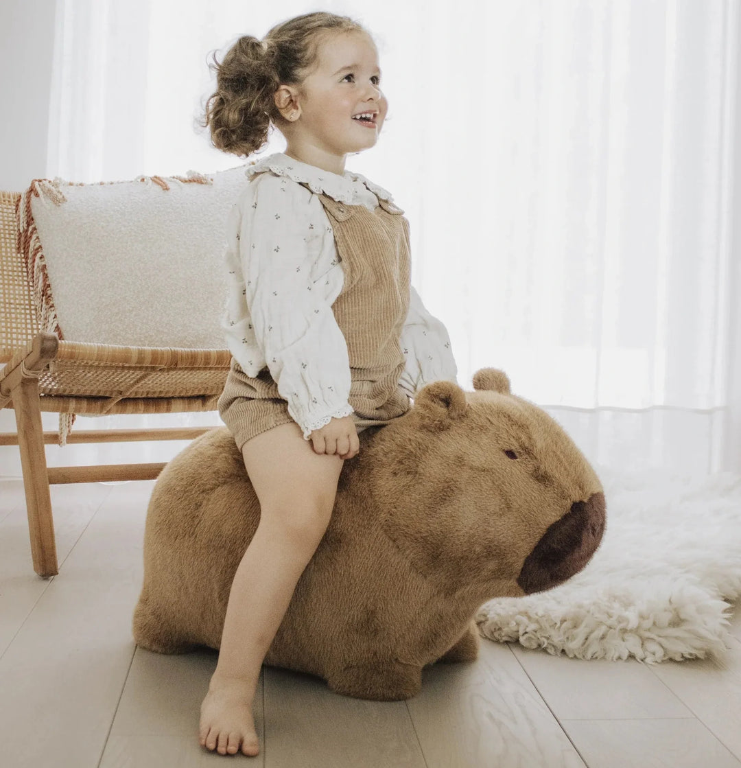 Fille sur Capybara doux et rebondissant