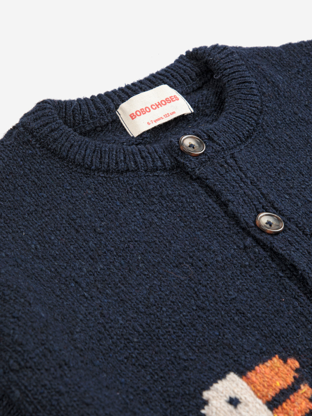 Détail du Cardigan bleu Bobo Choses avec des ocas sur le devant