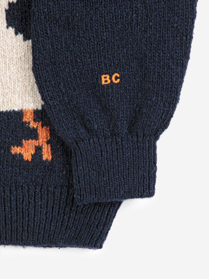 Détail de la manche du Cardigan bleu Bobo Choses avec des ocas sur le devant