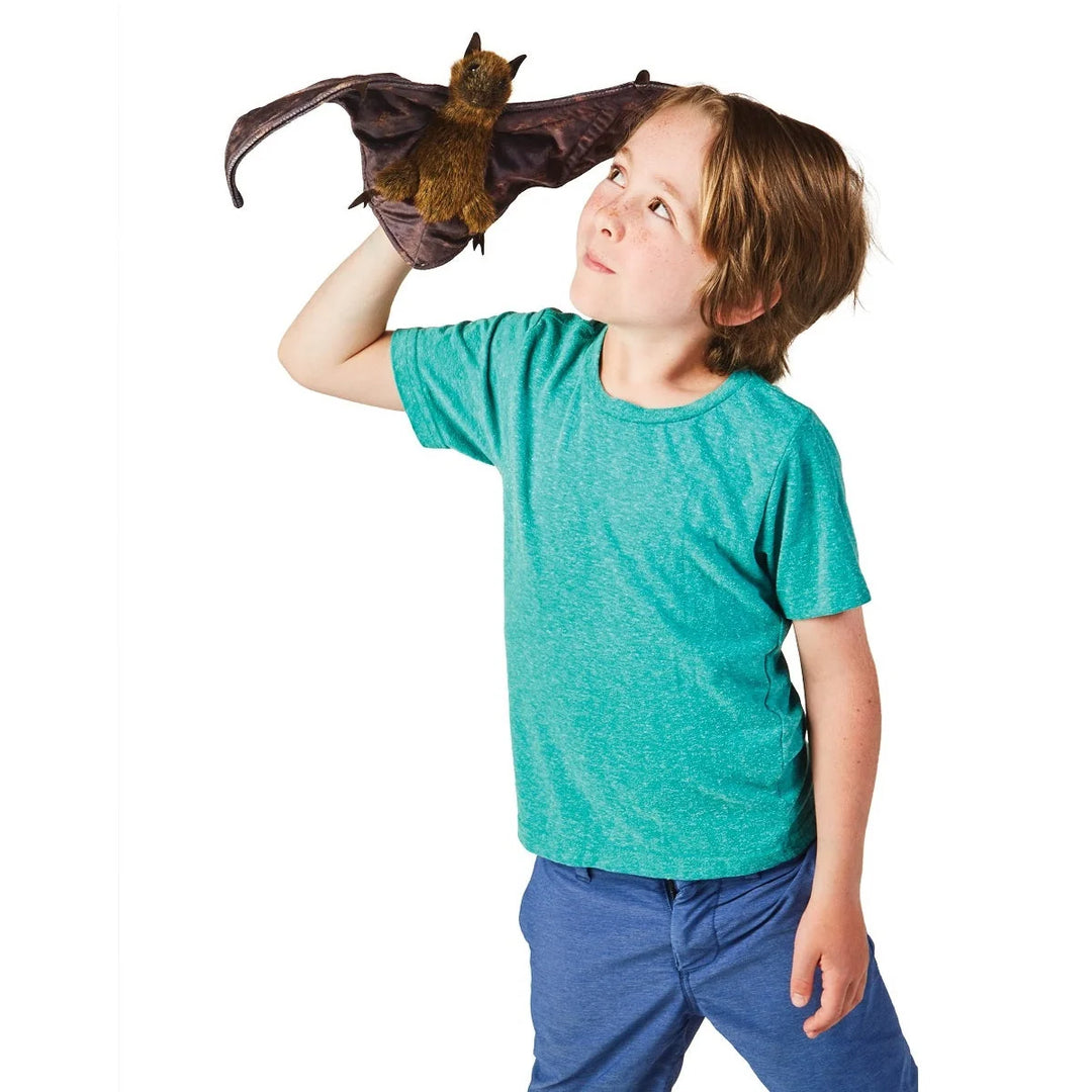 Garçon avec Marionnette Chauve-souris frugivore