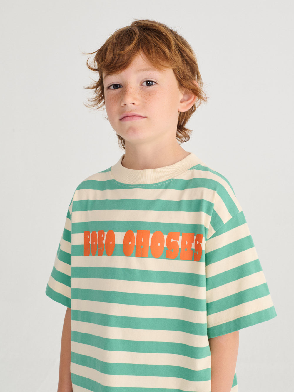Garçon avec T-Shirt Bobo Choses en coton rayé vert