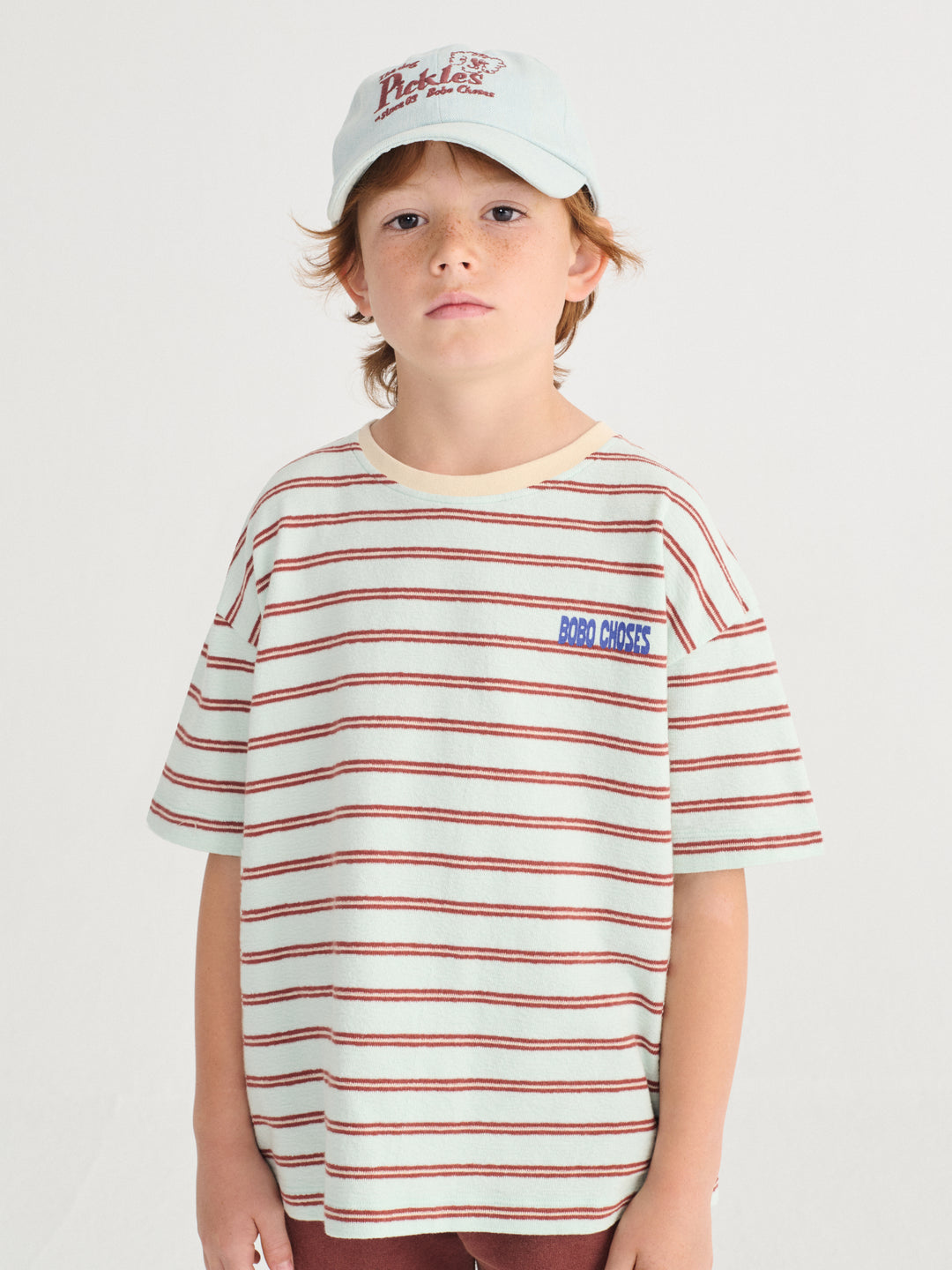 Garçon avec T-shirt Bobo Choses en coton rayé bleu et rouge