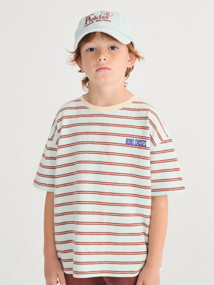Garçon avec T-shirt Bobo Choses en coton rayé bleu et rouge