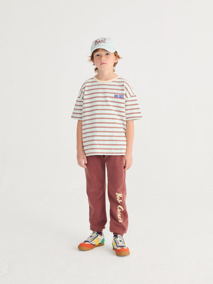 Garçon avec T-shirt Bobo Choses en coton rayé bleu et rouge