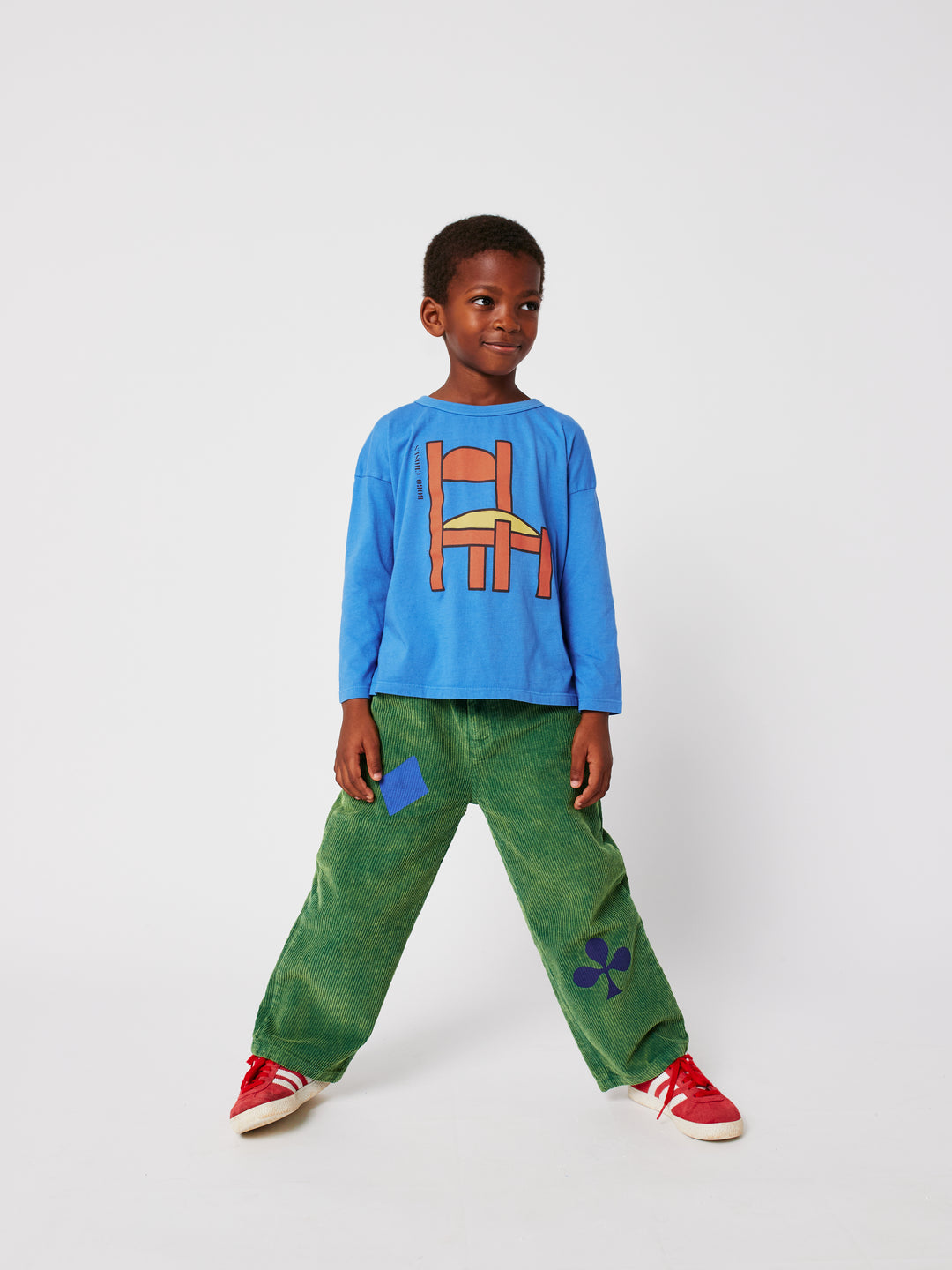 Garçon avec T-shirt manches longues Bobo Choses en coton bleu avec une chaise imprimée sur le devant