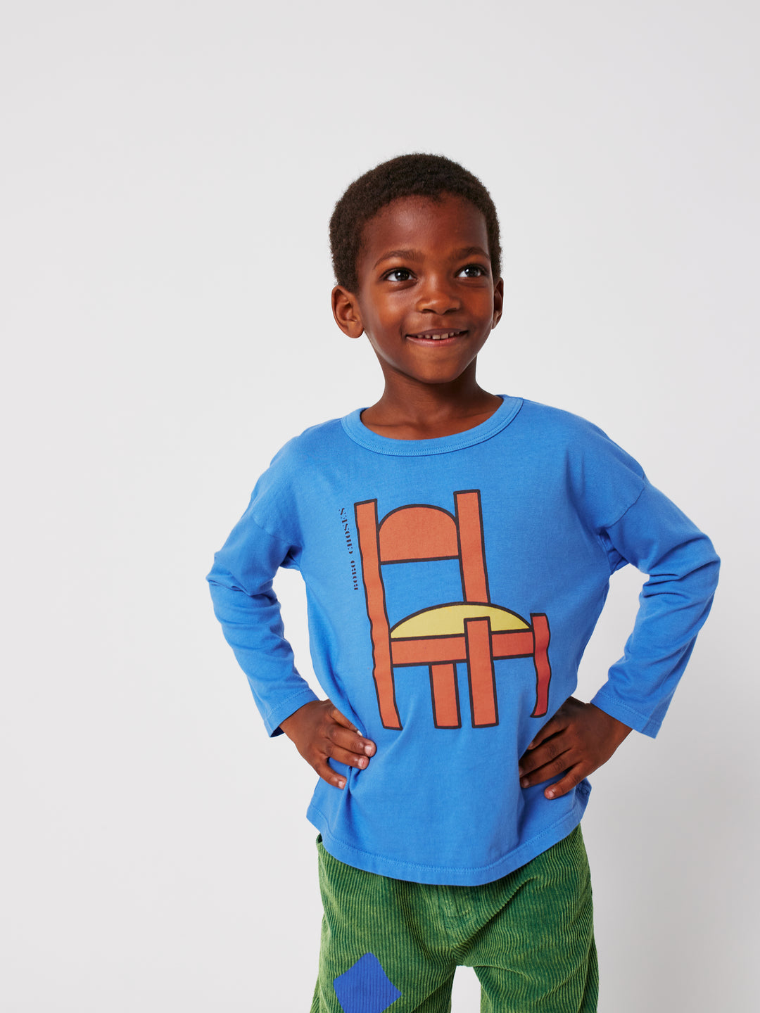 Garçon avec T-shirt manches longues Bobo Choses en coton bleu avec une chaise imprimée sur le devant