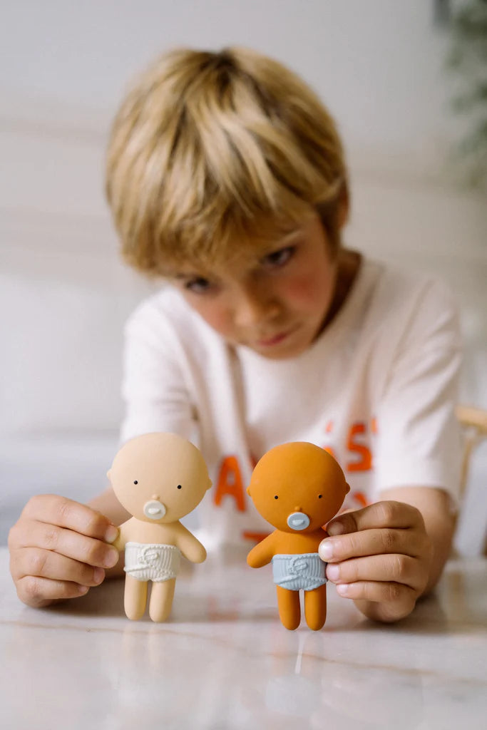 Enfant qui joue avec Gommus Poche