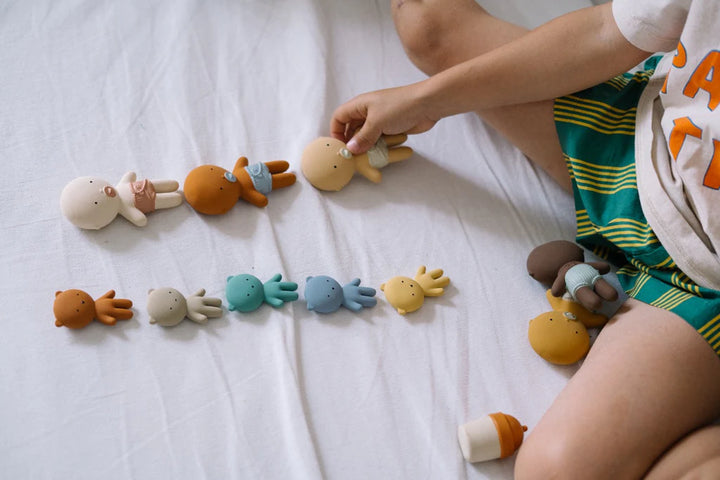 Enfant qui joue avec Gommus Poche 