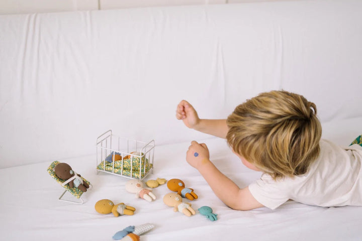 enfant qui joue avec Gommus Poche 