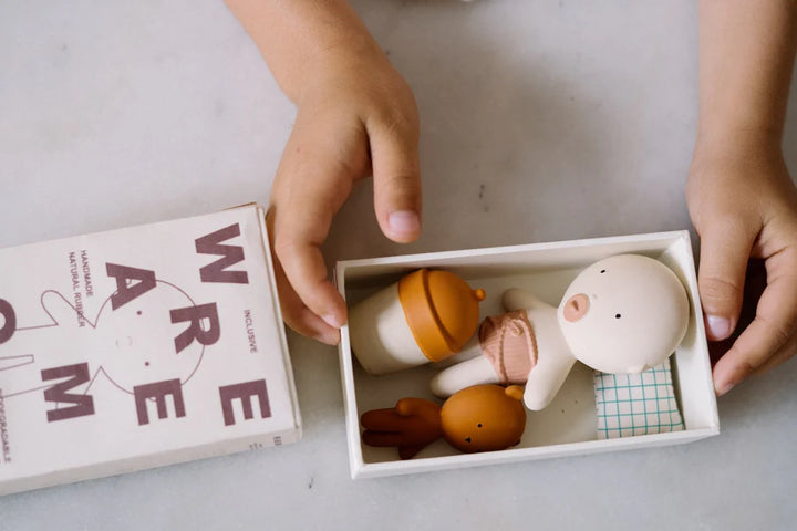 Gommu Poche Coco avec ours brun et biberon dans leur boîte