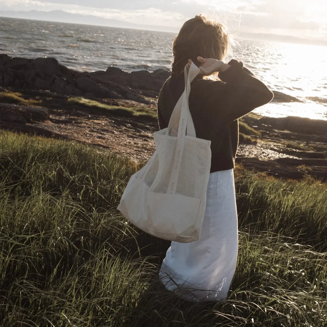 Femme à la plage avec Grand Fourre-tout en filet