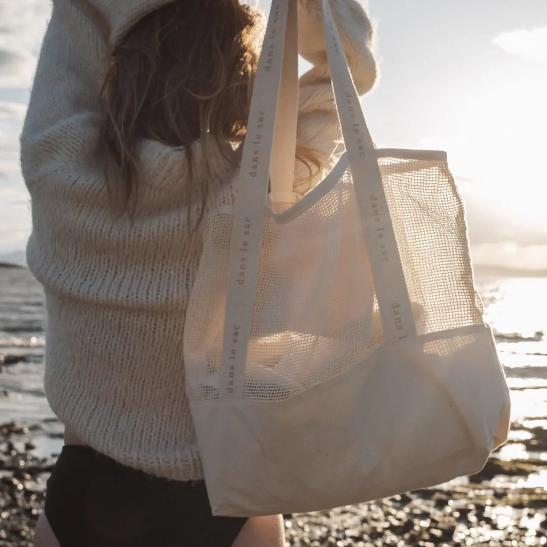 Femme à la plage avec Grand Fourre-tout en filet