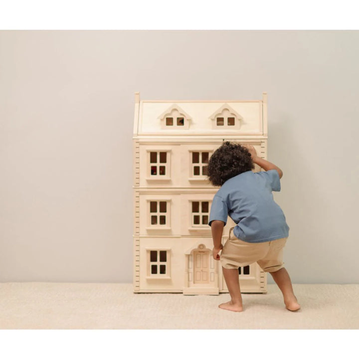 Garçon qui joue avec Grande maison de poupées victorienne