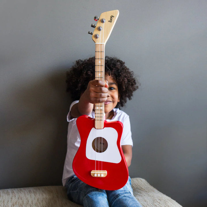 Enfant avec Guitare mini Loog rouge