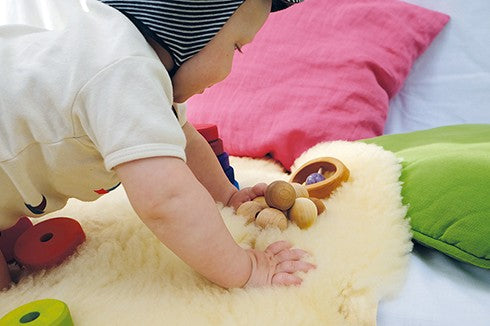 Bébé avec Hochet billes en bois à manipuler
