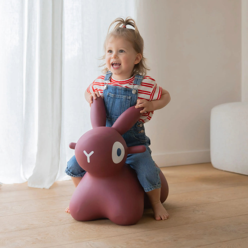 Fille sur Lapin rebondissant en vinyl bourgogne
