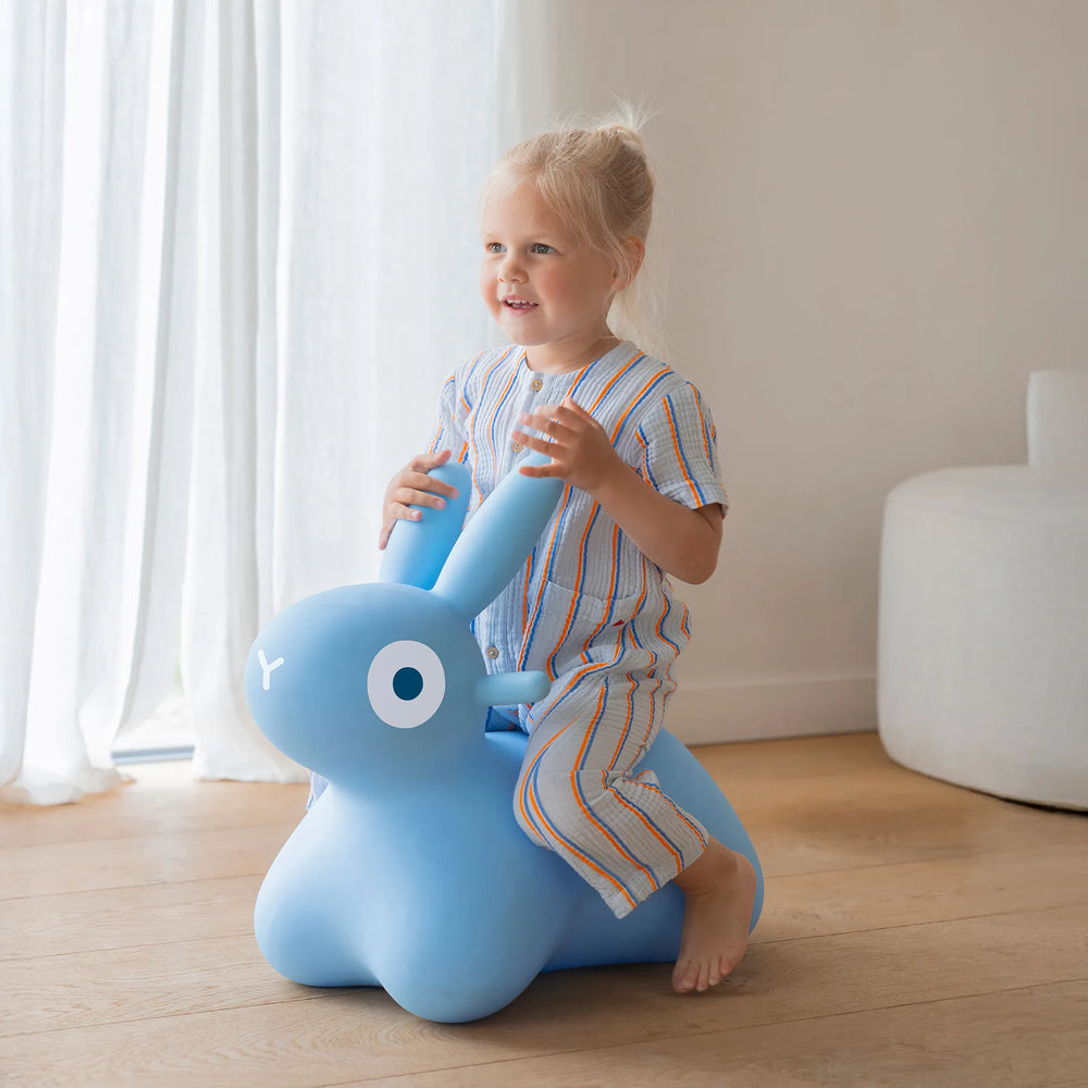 Fille sur Lapin rebondissant en vinyl Bleu