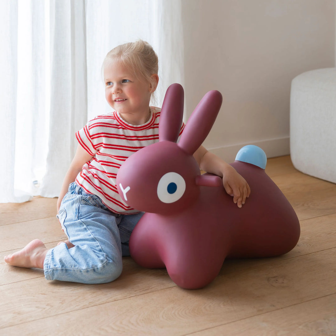 Fille avec Lapin rebondissant en vinyl bourgogne