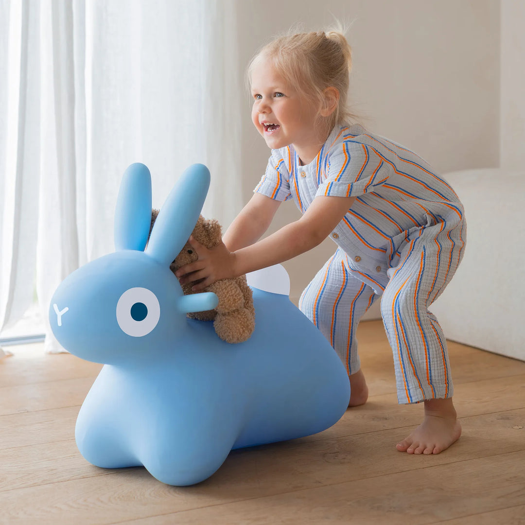 fille avec Lapin rebondissant en vinyl Bleu