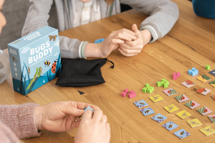 Mains des personnes qui jouent Jeu sur les insectes Bugs Buddy