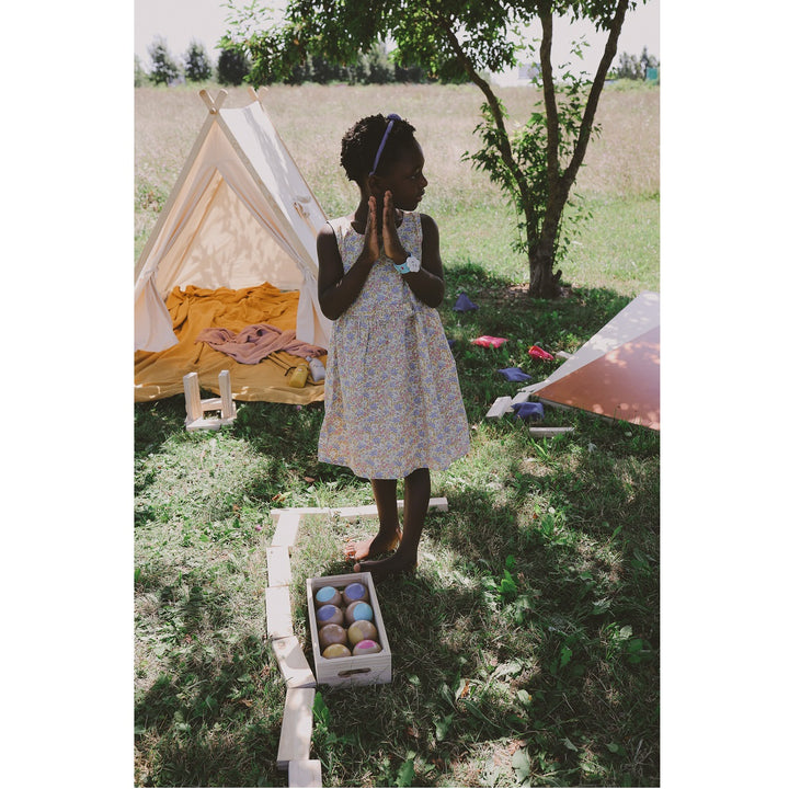 Fille avec Jeu de boules en bois