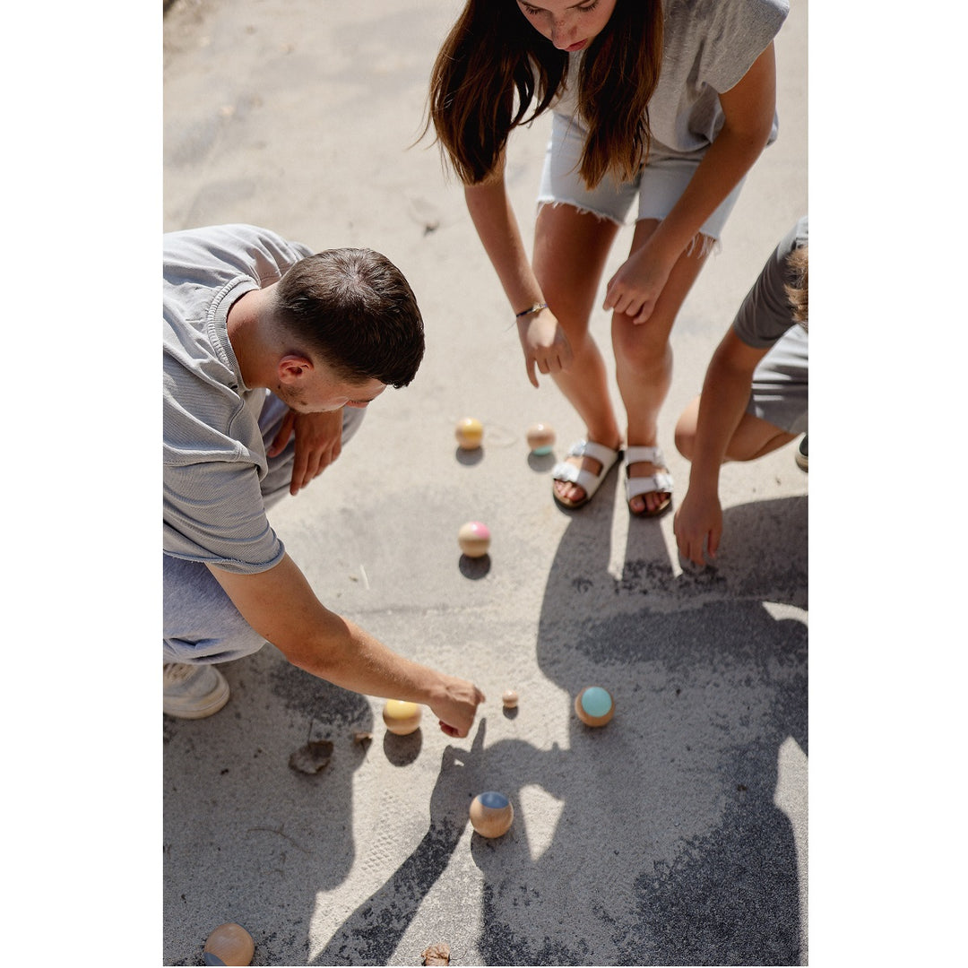 Personnes qui jouent avec le Jeu de boules en bois