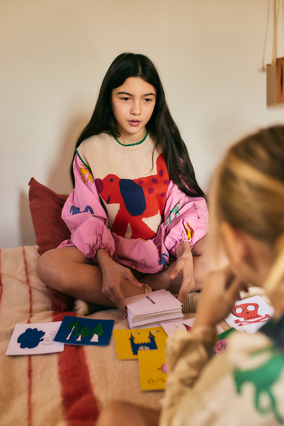 Enfants avec Jeu de cartes Once Upon a Time