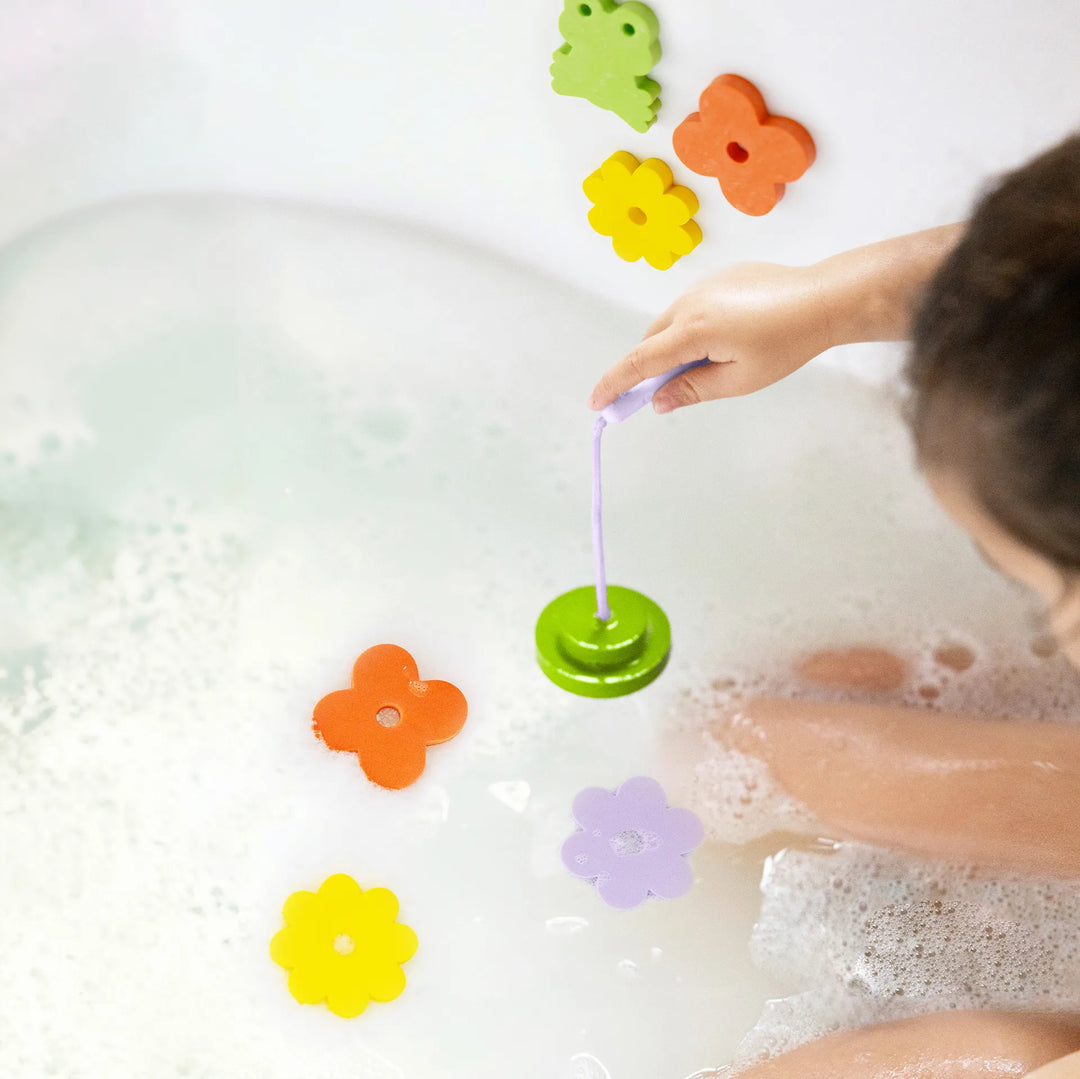 Enfant dans le bain avec Jeux de pêche en mousse 