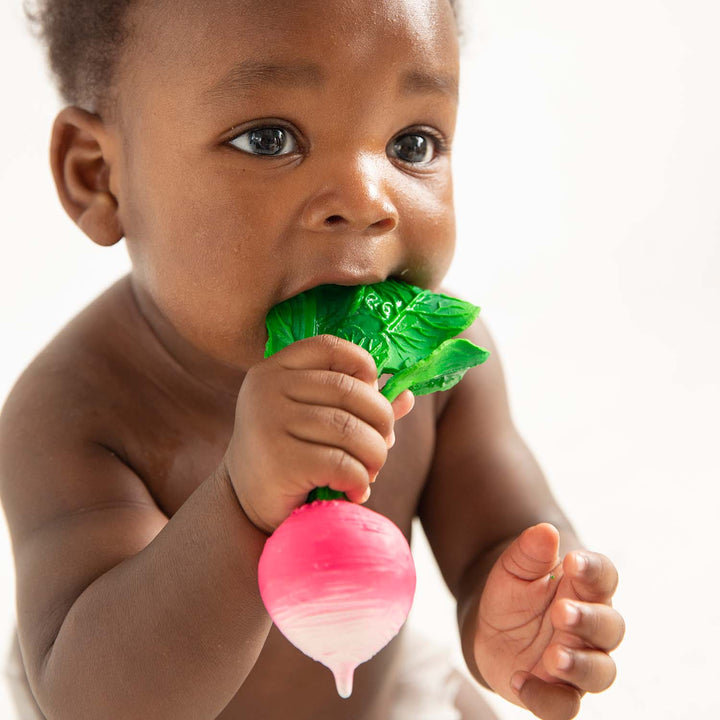 Bébé avec Jouet de dentition en forme de radis