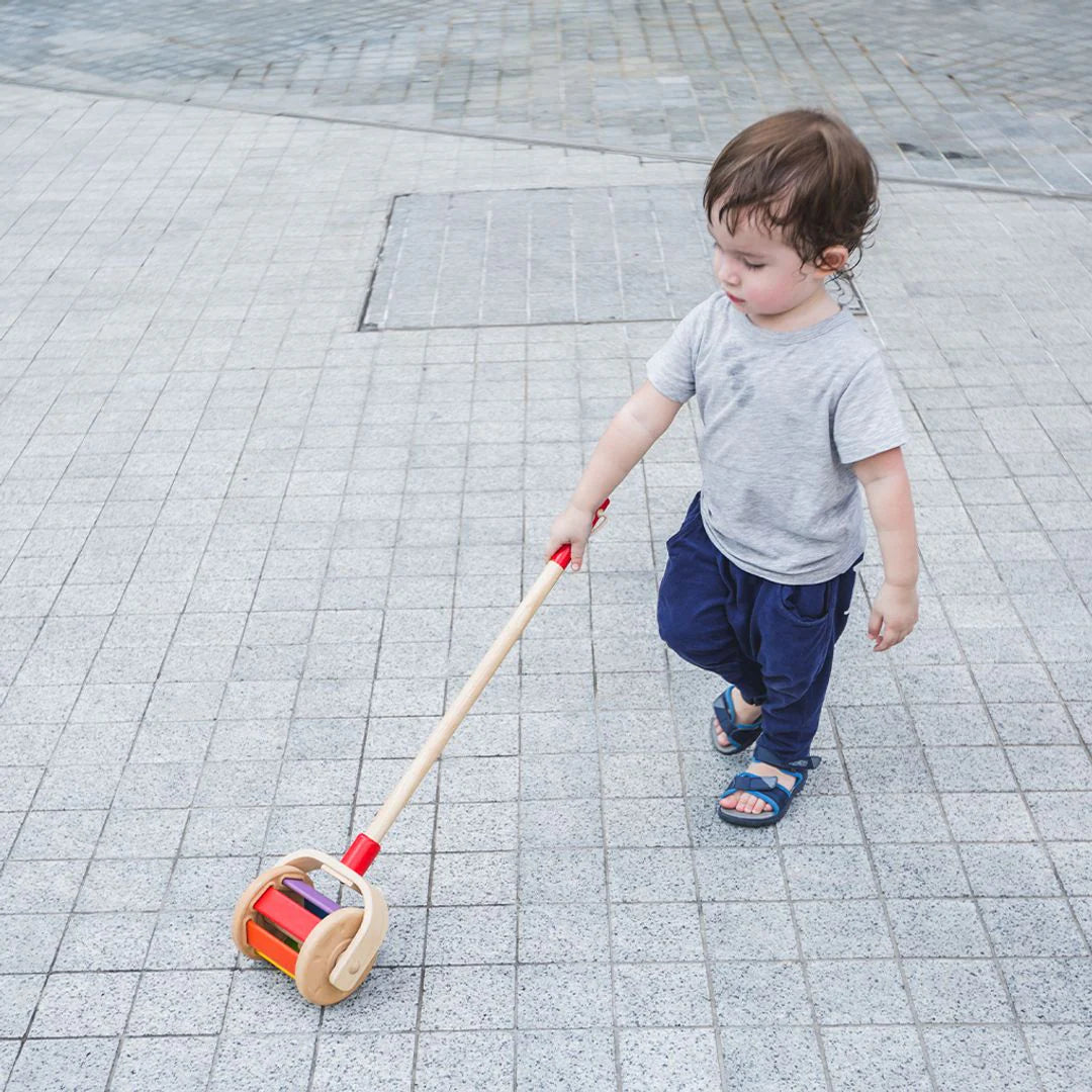Enfant avec Jouet en bois à pousser et à tirer Walk N Roll