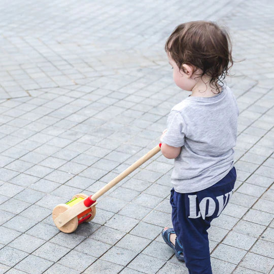 Enfants avec Jouet en bois à pousser et à tirer Walk N Roll