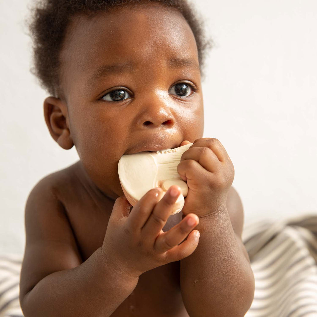 Bébé avec Jouet de dentition en caoutchouc en forme de champignon