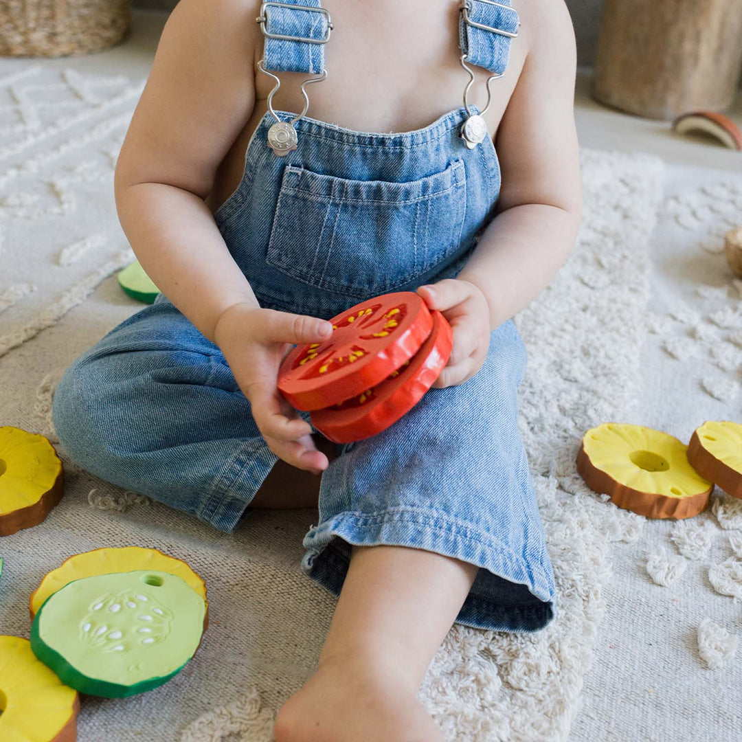 bébé avec Jouet de dentition en caoutchouc en forme de tomate 