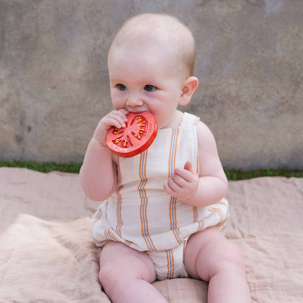 Bébé avec Jouet de dentition en caoutchouc en forme de tomate 