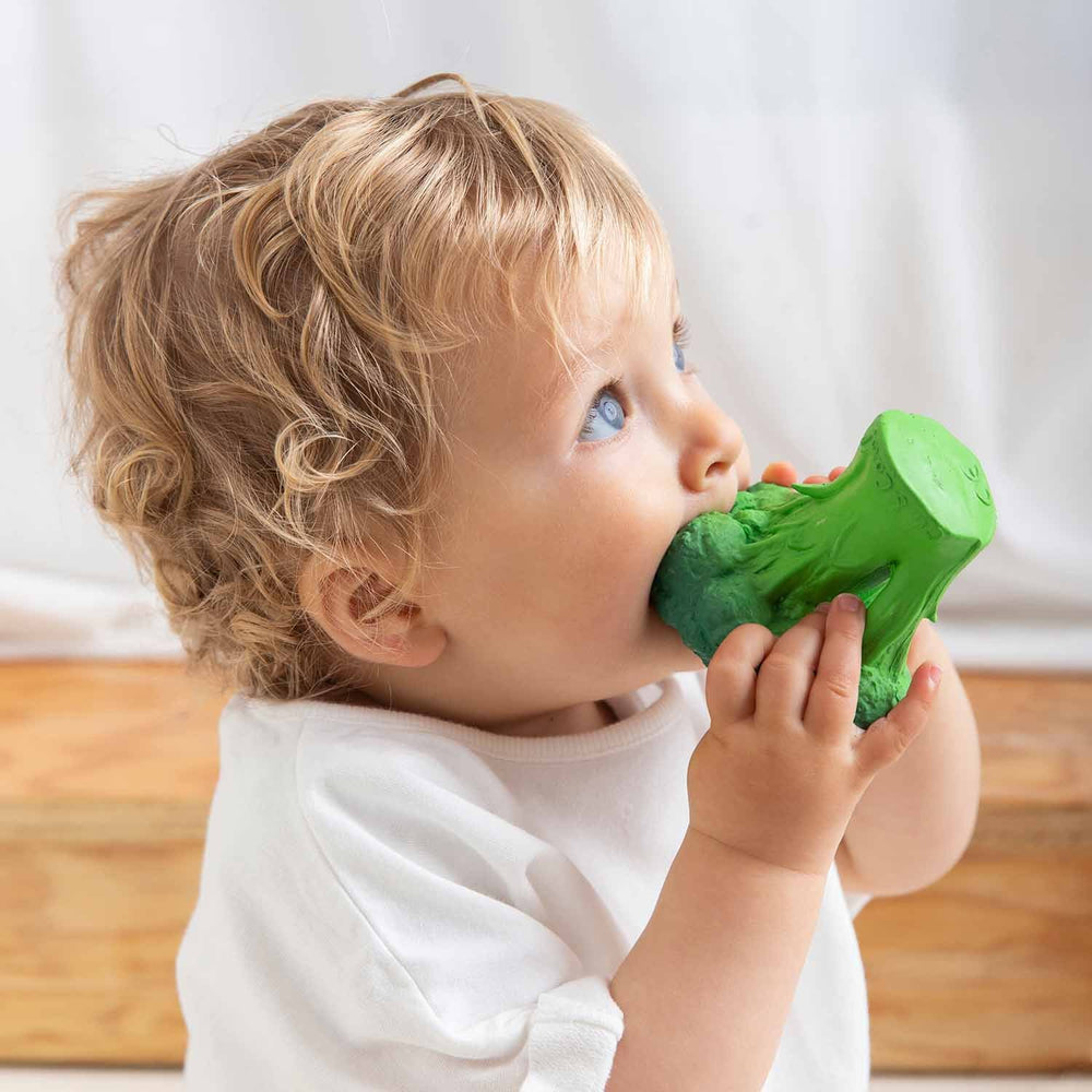 Bébé avec Jouet de dentition en caoutchouc en forme de brocoli