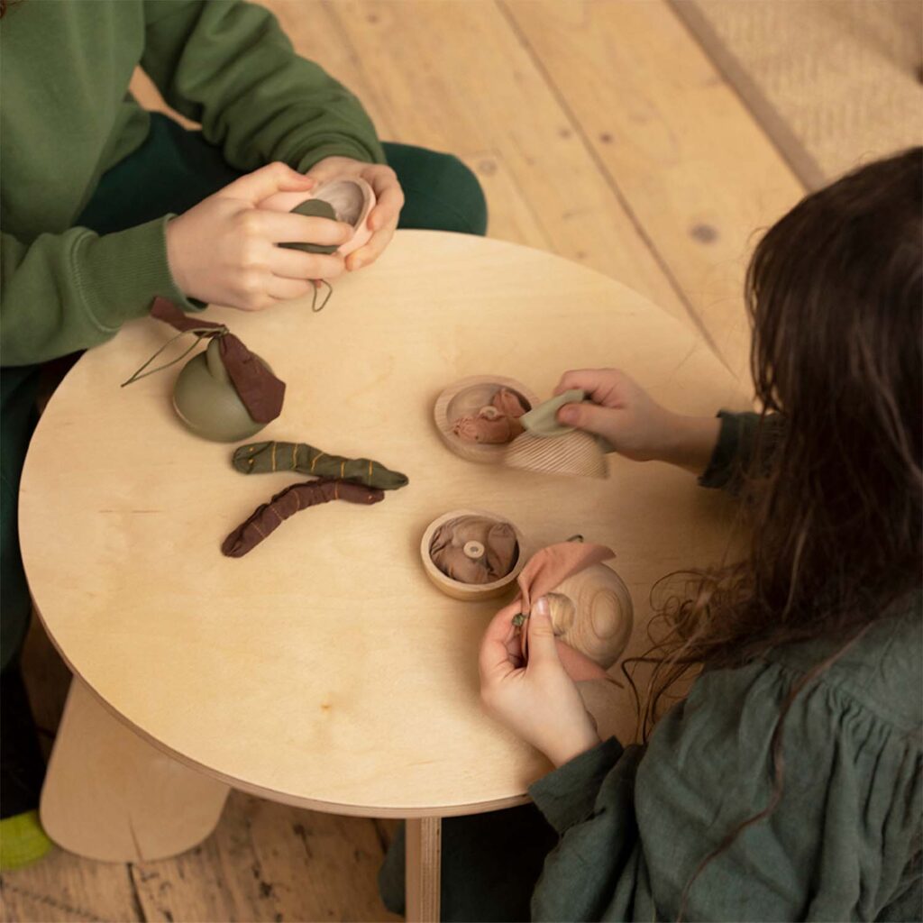 Enfants qui jouent avec Jouet en bois Poire et chenille 