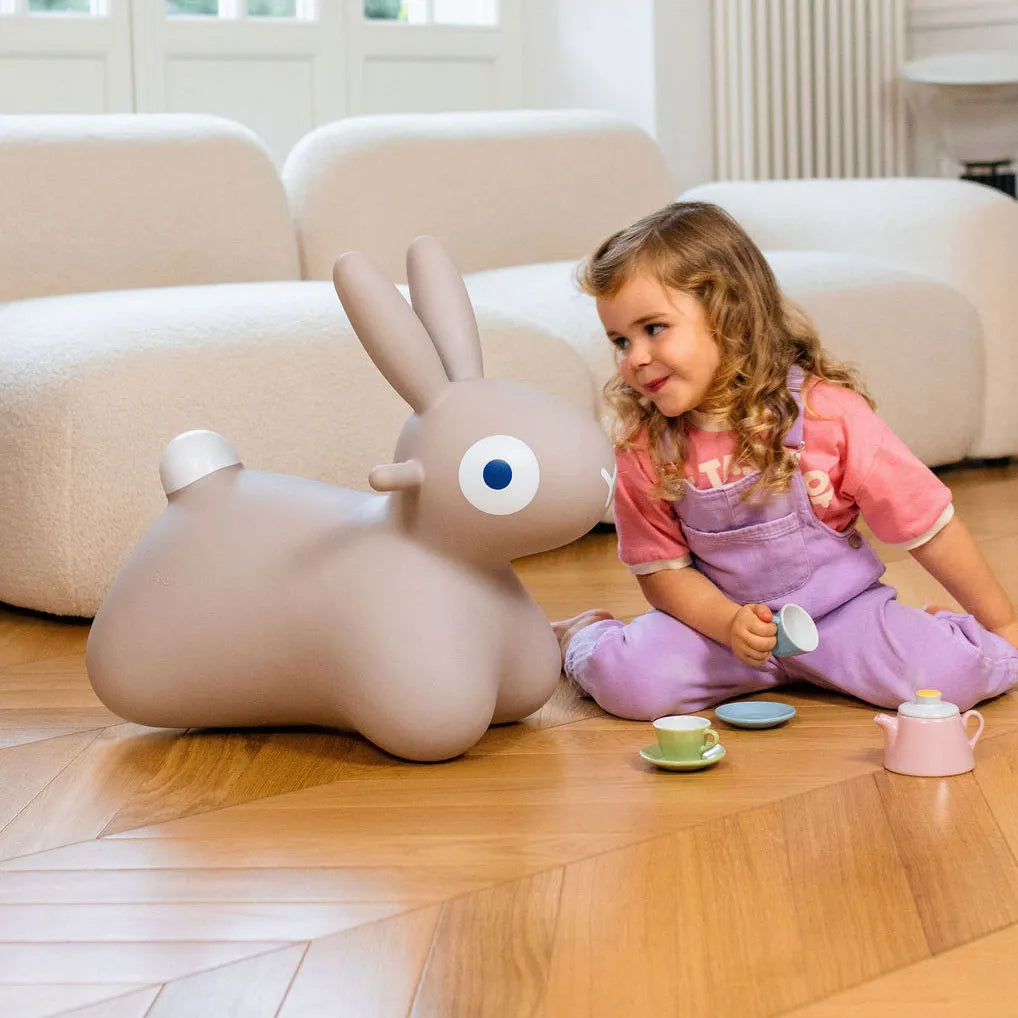 Fille avec Lapin rebondissant en vinyle Gris chaud