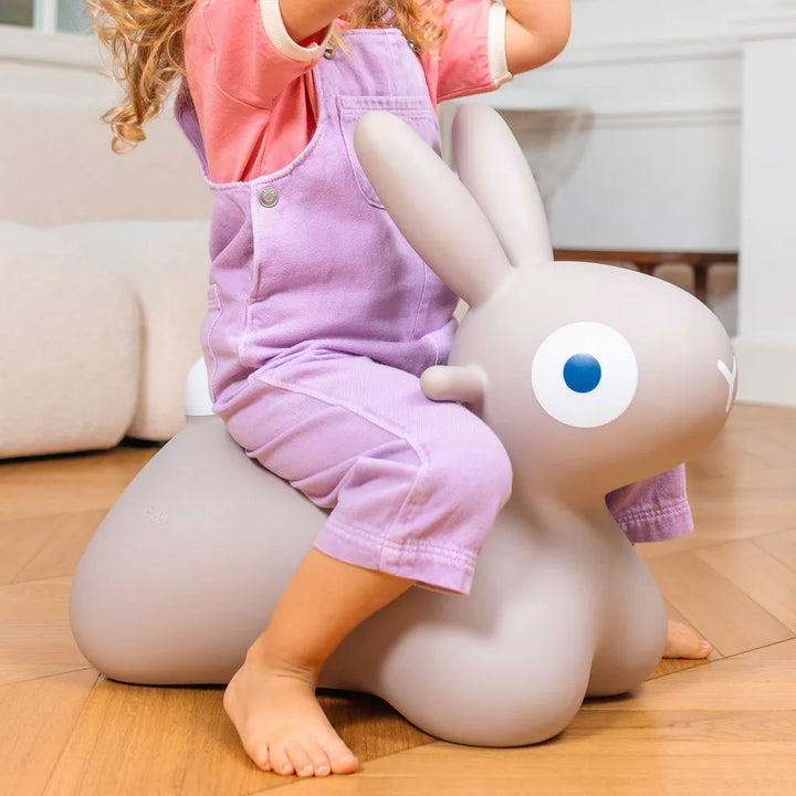 Lapin rebondissant en vinyle Gris chaud