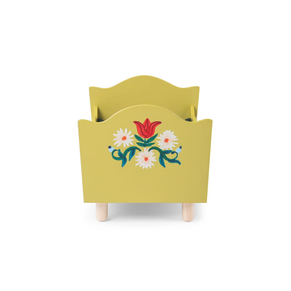 Lit en bois pour poupée verte illustré avec édredon fleuri et oreiller rayé en tissu