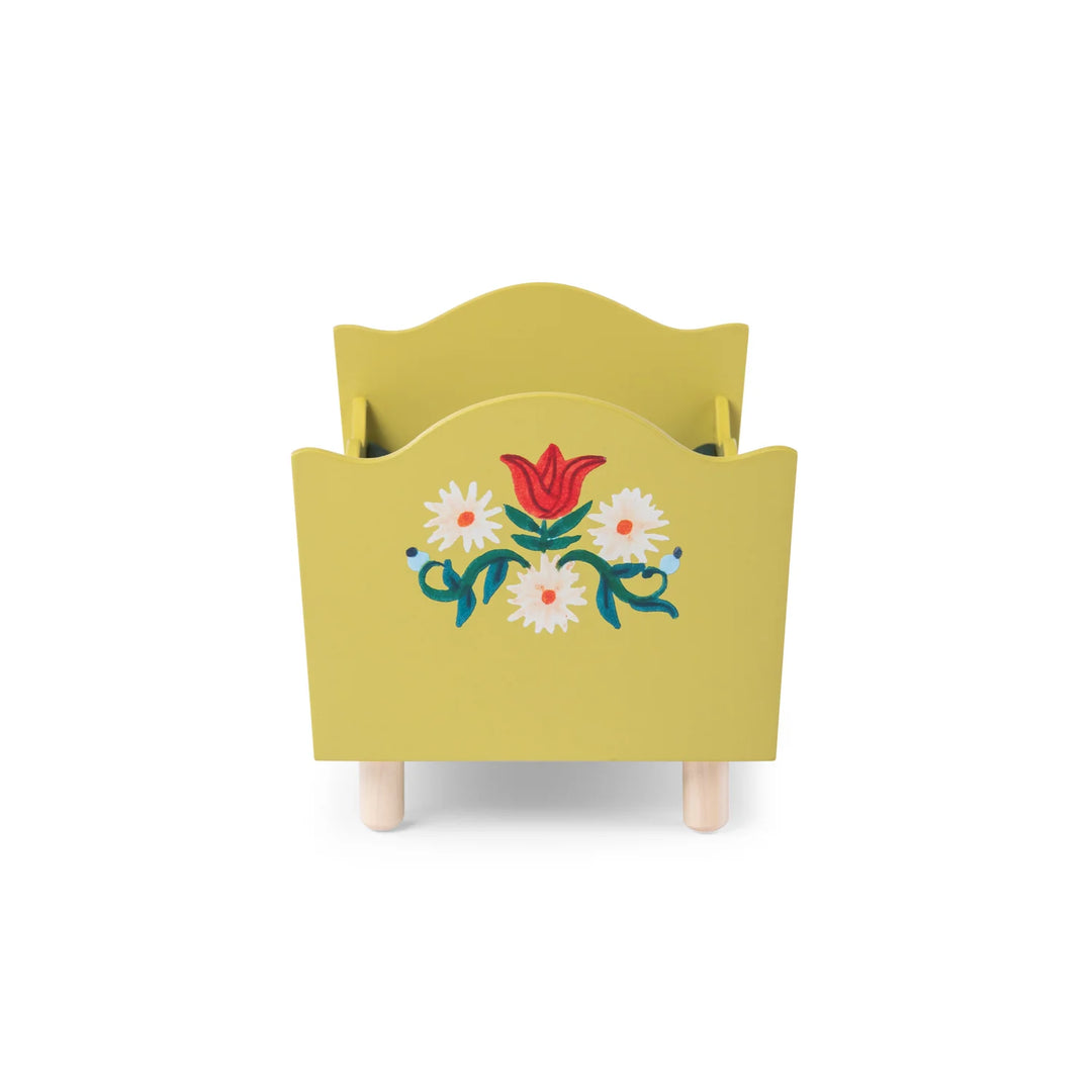 Lit en bois pour poupée verte illustré avec édredon fleuri et oreiller rayé en tissu