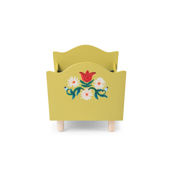 Lit en bois pour poupée verte illustré avec édredon fleuri et oreiller rayé en tissu