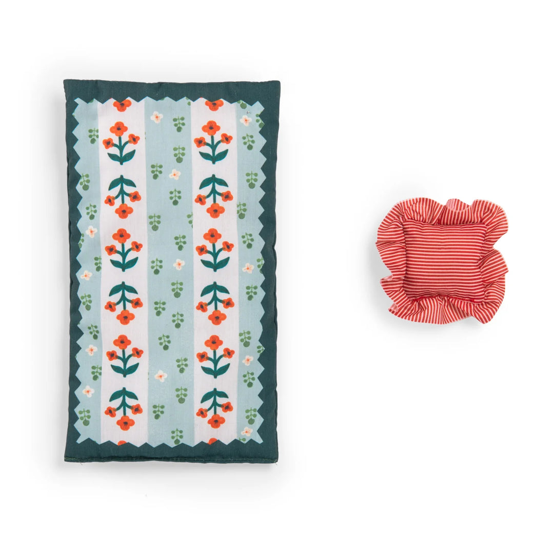 édredon fleuri et oreiller rayé en tissu pour le Lit en bois pour poupée verte illustré de Moulin Roty