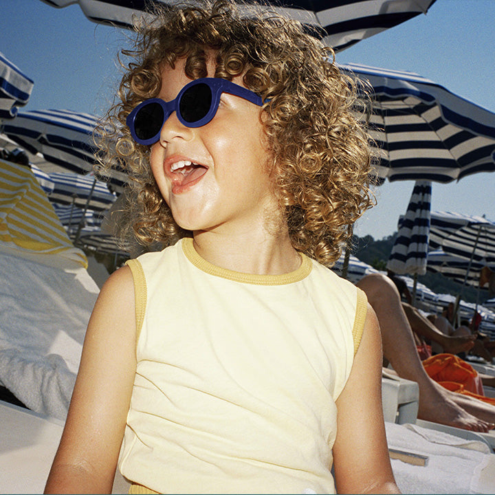 Enfant avec Lunettes de soleil bio sourcée limonade